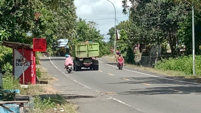 Warga Sinjai Diresahkan Truk Sampah Bak Terbuka Melintas di Jalan Raya