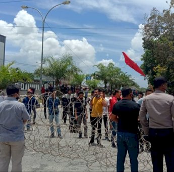 Jaga Mapolda dari Massa Aksi Peringati Kematian Randi dan Yusuf, Polisi Bentangkan Pagar Duri