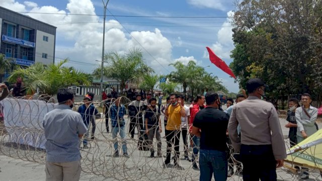 Jaga Mapolda dari Massa Aksi Peringati Kematian Randi dan Yusuf, Polisi Bentangkan Pagar Duri