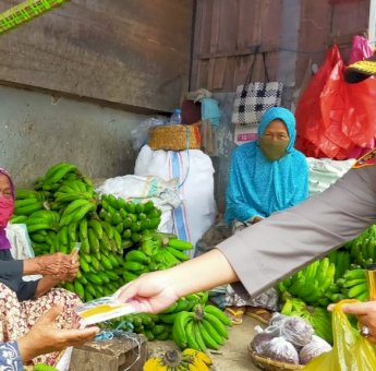 Blusukan ke Pasar, Kapolres Sinjai Bagikan Vitamin Kepada Warga