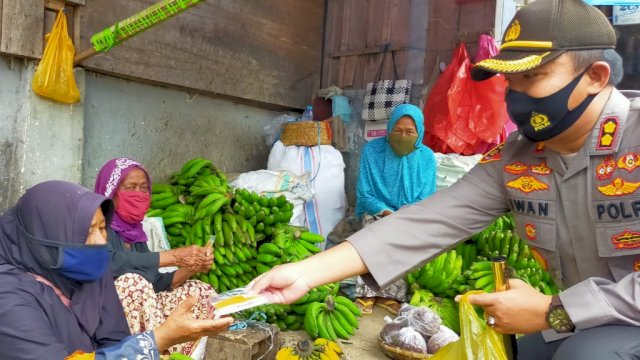 Blusukan ke Pasar, Kapolres Sinjai Bagikan Vitamin Kepada Warga