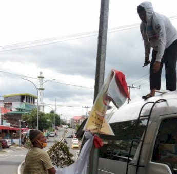 Tim HI HC Turun Langsung Bersihkan Bahan Sosialisasi Paslon di Soppeng