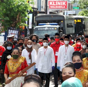 Pilwali Makassar 2020: Pemimpin untuk Semua, Pendaftaran Dilan ke KPU Diiringi Budaya Empat Suku