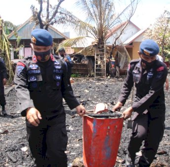 Brimob Bone Bantu Bersihkan Puing Kebakaran Rumah Warga