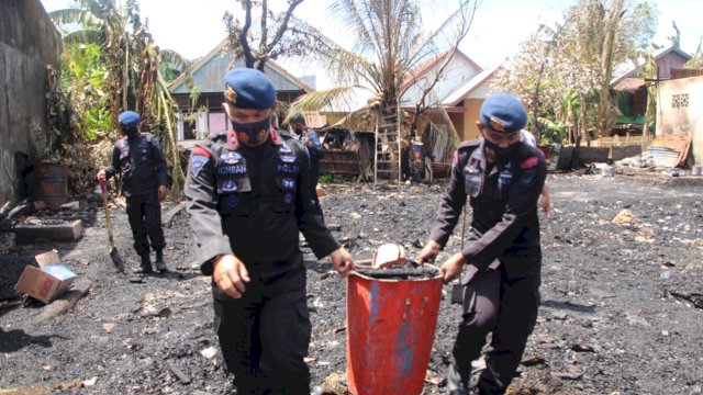 Brimob Bone Bantu Bersihkan Puing Kebakaran Rumah Warga