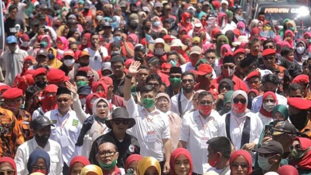 Kandidat petahana Pilkada Bulukumba pasangan Tomy Satria Yulianto - Andi Makkassau, bersama ribuan pendukungnya saat menuju kantor KPUD Bulukumba. Minggu (06/09/2020)