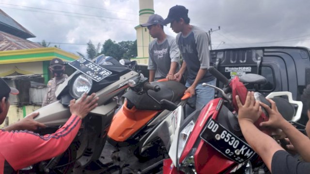 Kendaraan korban Kecelakaan Lalu Lintas (Laka Lantas) di dusun Talaga, desa Sengeng Palie, Kecamatan Lappariaja dievakuasi, Sabtu (12/09/2020).