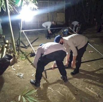 Respon Cepat Pasukan Brimob Bone Dirikan Tenda Bantu Warga Korban Kebakaran