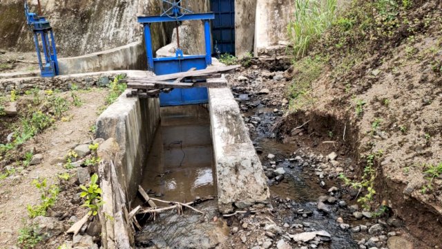 Saluran embung yang dibangun menggunakan APBD Provinsi Sulsel TA 2019 tidak berfungsi dengan baik, di Desa Bulusirua, Kecamatan Bontocani, Kabupaten Bone, Senin (14/09/2020).