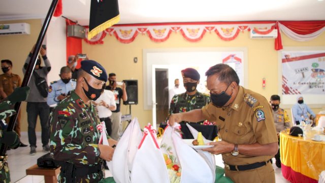Wakil Bupati Bone Ambo Dalle, memotong tumpeng perayaan HUT ke 61 Batalyon C pelopor Sat Brimobda Sulsel, Senin (14/09/2020).