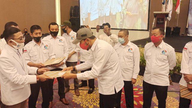 Ketua DPC Aliansi Jurnalis Online (AJO) Indonesia Kabupaten Bone, Ashar Abdullah menerima SK, di Hotel Claro Makassar, Selasa (15/09/2020).