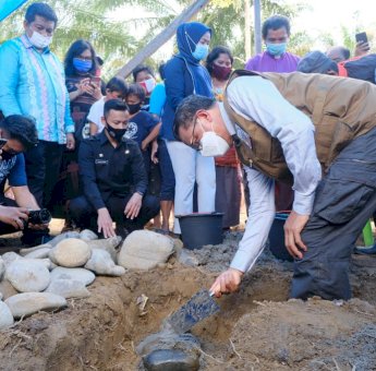 Gubernur NA Lakukan Peletakan Batu Pertama Pembangunan 50 Huntap Banjir Lutra Tahap Pertama