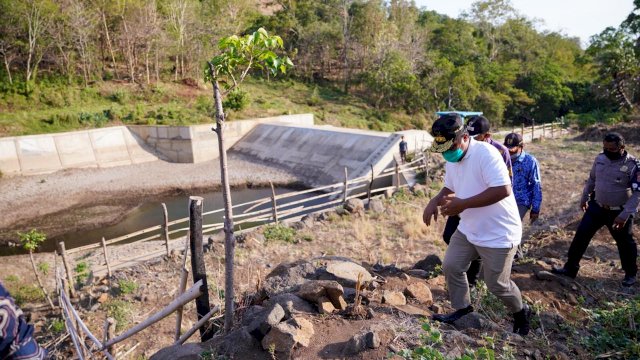Wakil Gubernur Sulsel Andi Sudirman Sulaiman, bersama Wakil Bupati Jeneponto Paris Yasir, mengunjungi Bendungan Gunung Silanu, Kamis (17/09/2020).