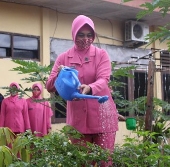 Kompak Kembangkan KRPL di Mako Brimob, Ny. Upick : Sangat Membantu Memenuhi Kebutuhan Dapur