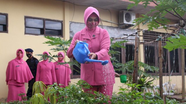 Kompak Kembangkan KRPL di Mako Brimob, Ny. Upick : Sangat Membantu Memenuhi Kebutuhan Dapur