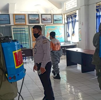 Kasus Covid-19 Meningkat, Batalyon C Pelopor Bersama BPBD Bone Kembali Lakukan Penyemprotan Disinfektan