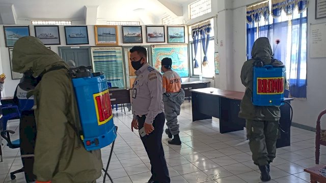 Kasus Covid-19 Meningkat, Batalyon C Pelopor Bersama BPBD Bone Kembali Lakukan Penyemprotan Disinfektan