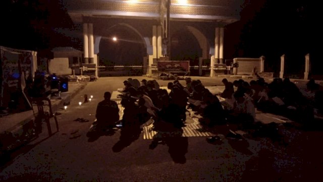 Doa bersama memperingati 1 tahun kepatdi Depan Mapolda Sultra, Kamis (23/09/2020) malam.