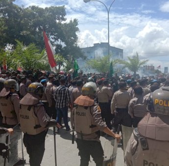 Bongkar Pagar Pengamanan, Masa Unjuk Rasa Randi dan Yusuf Teriakkan Yel-yel ‘Copot Kapolda Sultra’