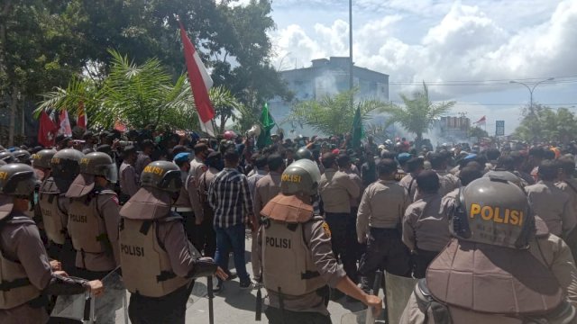 Bongkar Pagar Pengamanan, Masa Unjuk Rasa Randi dan Yusuf Teriakkan Yel-yel ‘Copot Kapolda Sultra’