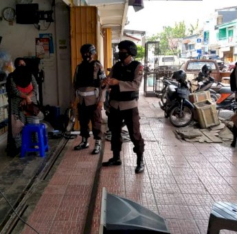 Tak Kenal Libur, Personil Yon C Brimobda Sulsel Terus Sosialisasikan Disiplin Prokes ke Masyarakat