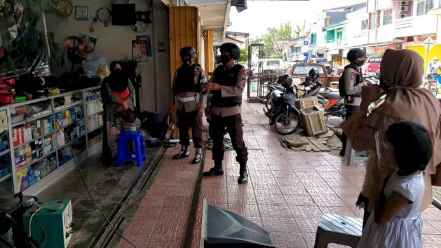 Tak Kenal Libur, Personil Yon C Brimobda Sulsel Terus Sosialisasikan Disiplin Prokes ke Masyarakat