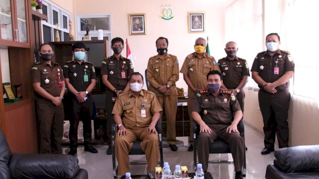 Pjs Bupati Soppeng Idham Kadir Dalle, berkunjung ke Kantor Kejaksaan Negeri Watansoppeng, Senin (28/09/2020).