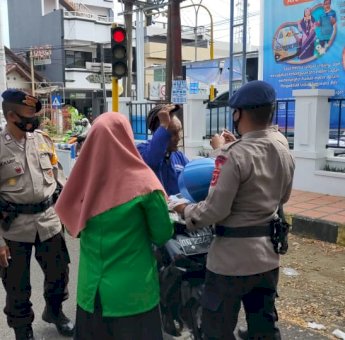 Kolaborasi Personel Brimob Bersama Mahasiswa IAIN Bone, Putus Mata Rantai Penyebaran Covid 19