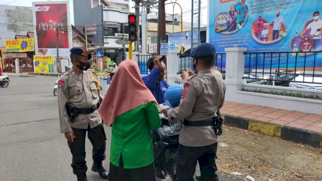 Kolaborasi Personel Brimob Bersama Mahasiswa IAIN Bone, Putus Mata Rantai Penyebaran Covid 19
