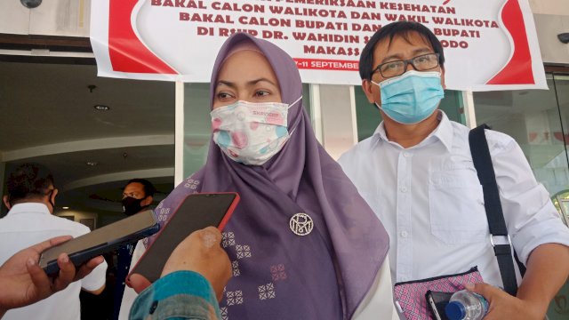 Pasangan bakal calon bupati dan calon wakil bupati Luwu Utara, Indah Putri Indriani - Suaib Masur saat usai menjalani tes kesesahatan di PCC RS Wahidin Sudiro Husodo Makassar.