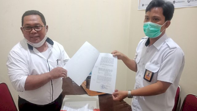 Muhaswal, Liaision Officer (LO) BISA menyerahkan SK Pemberhemtian Suaib Mansur sebagai ASN kepada Kasubag Teknis dan Hubmas KPUD Luwu Utara Asjaya. Senin (28/09/2020)