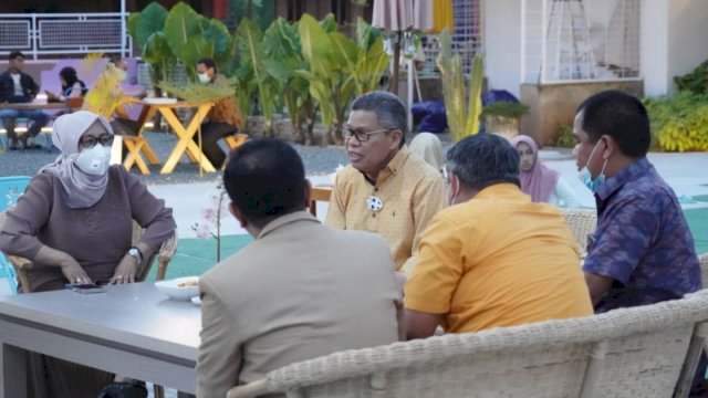 Ketua DPD I Golkar Sulsel Taufan Pawe, dijamu Ketua DPRD Kota Palopo yang juga kader Partai Golkar Hj Nuraeni, di salah satu Cafe di Kota Palopo, Rabu (30/09/2020).