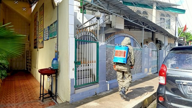 Cegah Penyebaran Covid-19, Anggota Brimob Semprotkan Disinfektan Disejumlah Mesjid di Bone
