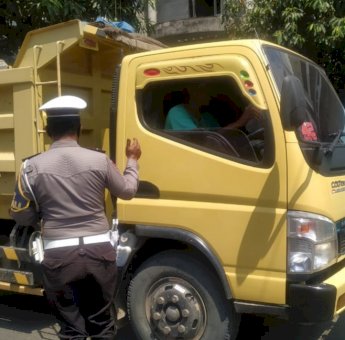 Kendaraan Truk yang Melintas di Soppeng dan Tidak Pasang Terpal, Siap-siap Disangsi Tegas