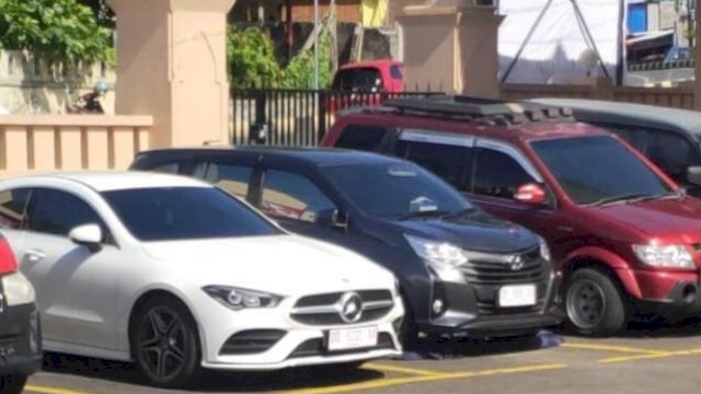 Kendaraan Roda Empat jenis Mercy yang disita Polres Soppeng atas kasus Hacker Kartu Kredit, Senin (05/10/2020).