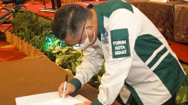 Wali Kota Kendari Zulkarnain, menandatangani Pengukuhan Forum Kota Sehat di Aula Hotel Claro Kendari, Selasa (06/10/2020).