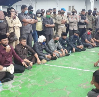 Terima Aspirasi Penolak UU Omnibus Law, Ketua DPRD Buteng Duduk ‘Paseba’ Ditengah Terik Matahari