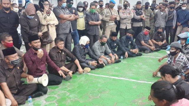 Ketua DPRD Buton Tengah (Buteng) Bobi Ertanto, menerima Massa Penolak Undang-Undang (UU) Omnibus Law, Senin (12/10/2020).