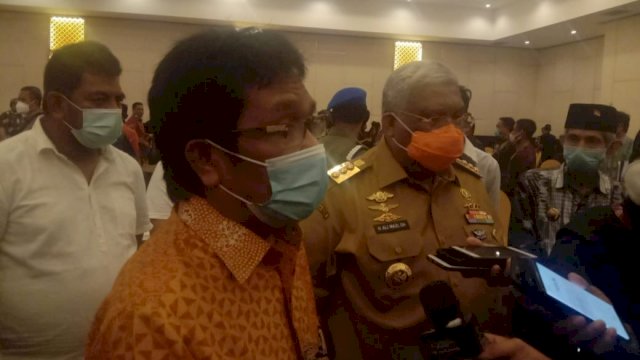 Wakil Ketua Komisi V DPR RI Ridwan Bae bersama Gubernur Sultra Ali Mazi, diwawancarai Awak Media, Senin (12/10/2020).