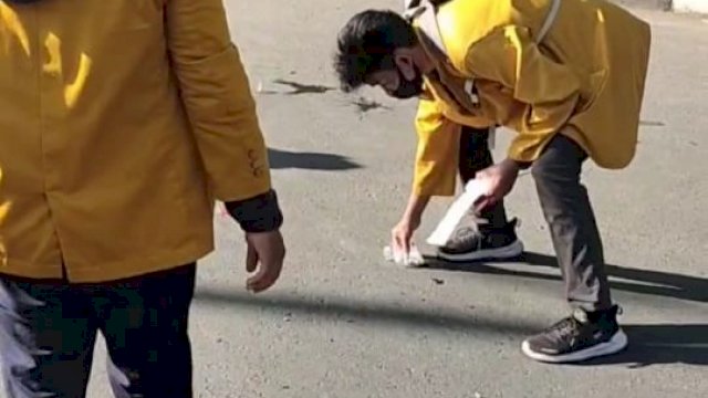 Tanamkan Cinta Lingkungan, PW IPM Sulsel Bersihkan Jalanan Usai Aksi Demo di Makassar