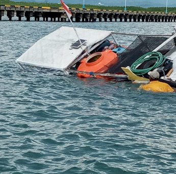 KM Kamase Pengangkut Air Bersih di Pulau Sembilan Sinjai Tenggelam