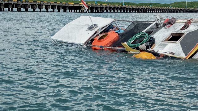 KM Kamase Pengangkut Air Bersih di Pulau Sembilan Sinjai Tenggelam