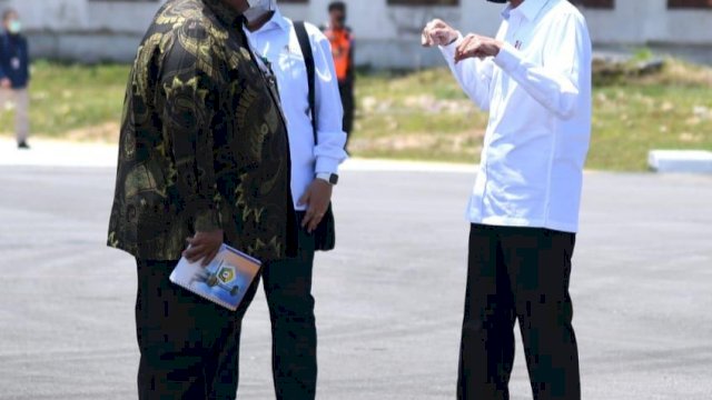 Presiden RI Joko Widodo disambut langsung oleh Gubernur Sultra Ali Mazi di Bandara HO, Kamis (22/10/2020). Dok. Biro Pers , Media dan Informasi Sekretariat Presiden