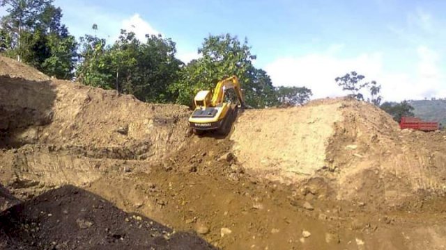 Aktifitas Tambang Batu Bara Bara di Lamuru, Kabupaten Bone.