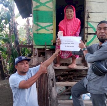 Peringati Hari Sumpah Pemuda, Pemdes Sengeng Palie Kabupaten Bone Salurkan Bantuan Ke Nenek Aminah
