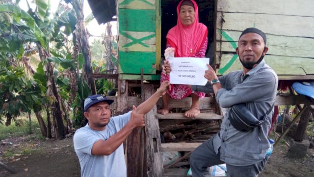 Peringati Hari Sumpah Pemuda, Pemdes Sengeng Palie Kabupaten Bone Salurkan Bantuan Ke Nenek Aminah