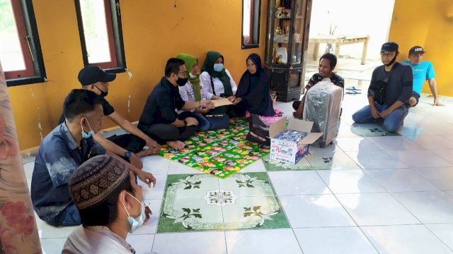 Ringankan Beban Korban Kebakaran di Amessangeng, Alumni SMAN 5 Soppeng Salurkan Bantuan