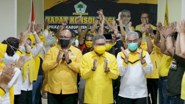 Ketua DPD I Golkar Sulsel Taufan Pawe (TP), didampingi Ketua DPD II Golkar Lutim yang juga Calon Bupati Incumbent Torig Husler dan Ketua DPRD Lutim Amran Syam, saat Rapat Konsodasi Pemenangan Pilkada Lutim, di Hotel I Lagaligo, Malili, Rabu (30/09/2020) malam.