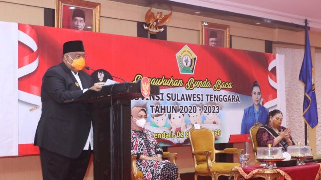 Gubernur Sultra Ali Mazi, memberikan sambutan saat pengukuhan Bunda Baca Sultra, Jumat (02/10/2020).