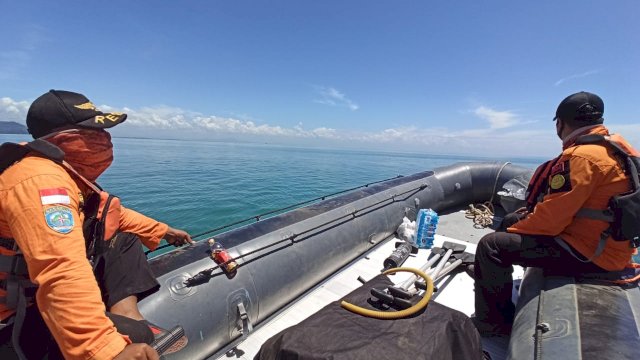 Tim Sar melakukan pencaharian terhadap Edi Purnomo yang hilang terseret arus laut saat memanah ikan di Perairan Pulau Malangke, Minggu (04/10/2020).